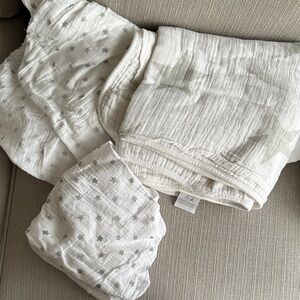 Aden + Anais Star Patterned baby muslin blanket, crib sheet and changing pad cov